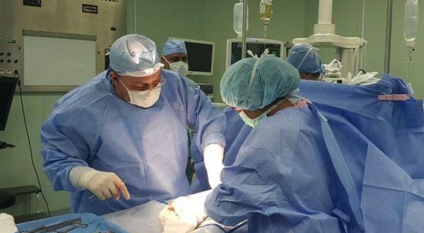 صورة استئصال ورم يزن 15 كجم بمستشفى الولادة بسكاكا