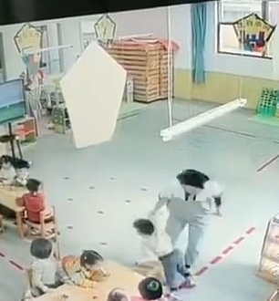 صورة معلمة صينية تتعامل بوحشية مع أحد الأطفال وتلقيه على الأرض بقسوة