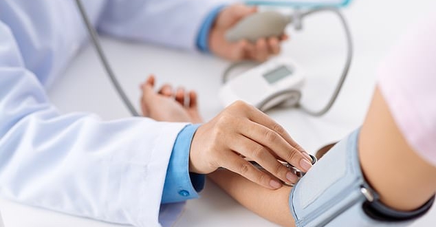 صورة باحثون يوصون بضرورة قياس ضغط الدم من كلا الذراعين