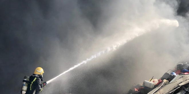 صورة حريق في موقع لتجميع السكراب بصناعية أبها