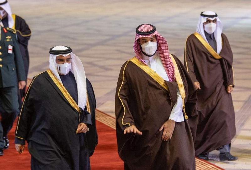 محمد بن سلمان في مقدمة مستقبلي ولي عهد البحرين لدى وصوله إلى الرياض - المواطن