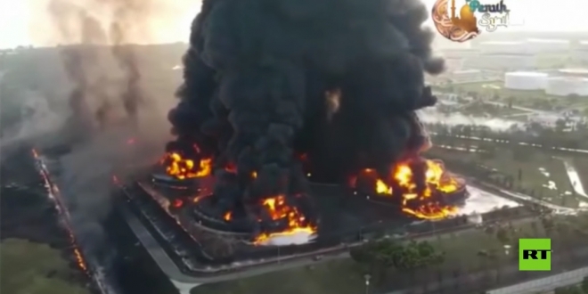 صورة فيديو.. النيران تشتعل في مصفاة نفط إندونيسية والقرى المجاورة في خطر