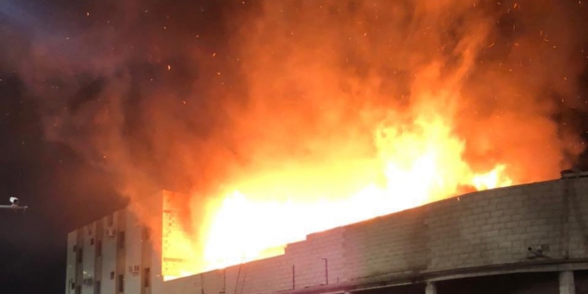 صورة الدفاع المدني يخمد حريقًا بمبنى تجاري في عرعر