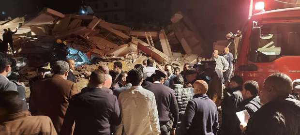 فيديو وصور.. انتشال رضيع حي وسط أنقاض مبنى منهار بمصر - المواطن