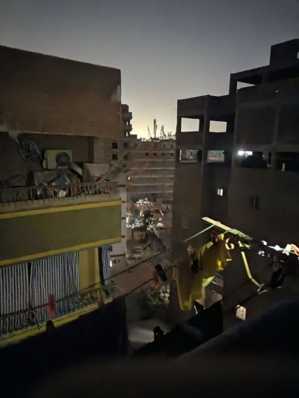 فيديو وصور.. انتشال رضيع حي وسط أنقاض مبنى منهار بمصر - المواطن