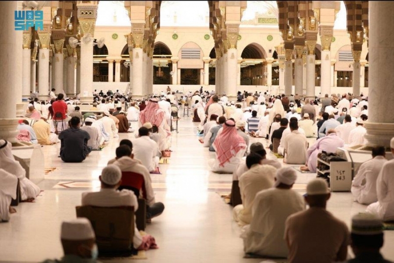 قاصدو المسجد النبوي يؤدون أول جمعة في رمضان وسط الإجراءات الوقائية