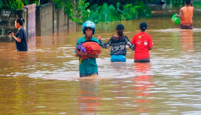 ارتفاع ضحايا الفيضانات والانهيارات الأرضية بإندونيسيا لـ 128 قتيلًا - المواطن