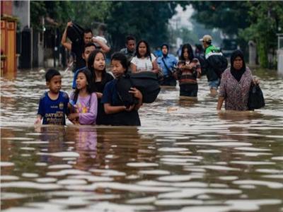 صورة ارتفاع ضحايا الفيضانات والانهيارات الأرضية بإندونيسيا لـ 128 قتيلًا