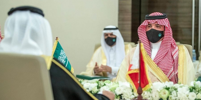 صورة عبدالعزيز بن سعود ووزير الداخلية البحريني يرأسان الاجتماع الأول للجنة التنسيق الأمني