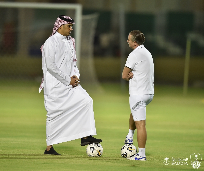 المحياني يجتمع بلاعبي الأهلي 2 المحياني مع ريجيكامب