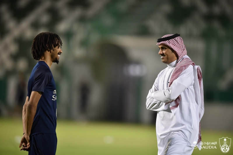 المحياني يجتمع بلاعبي الأهلي 3 المدير التنفيذي لكرة القدم في الأهلي المحياني