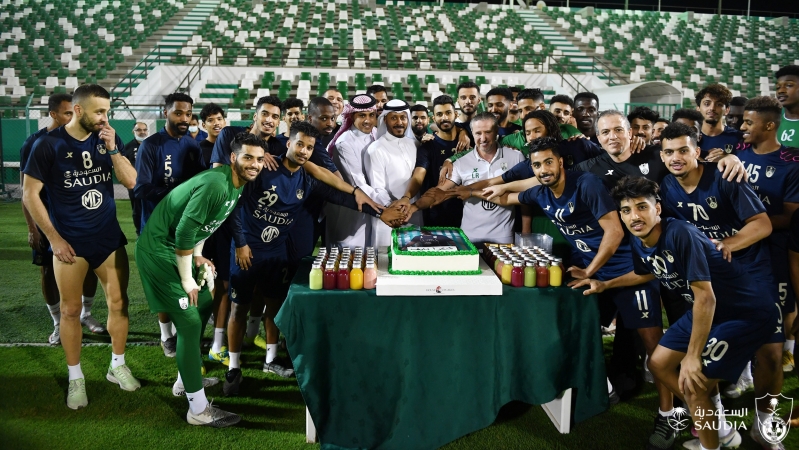 المحياني يجتمع بلاعبي الأهلي 4 نايف القاضي