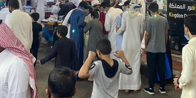 صورة إقبال المتسوقين على أسواق البلد بخميس مشيط استعدادًا لعيد الفطر