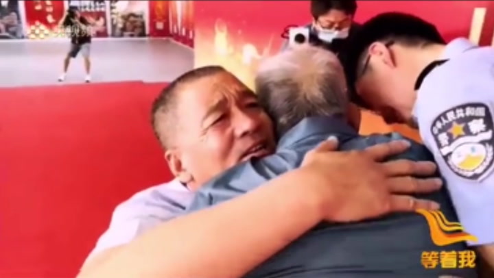 مشهد مؤثر لأب يلتقي بابنه المختطف بعد 58 عامًا ! (4)