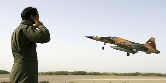 صورة تحطم مقاتلة إيرانية تودي بحياة طيارين اثنين