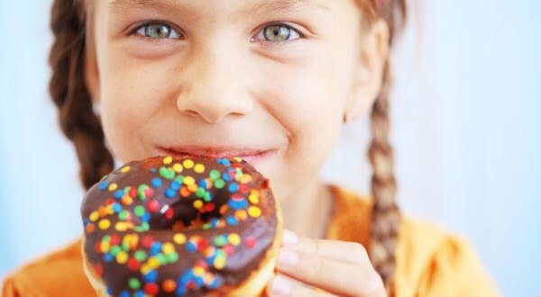 صورة 6 تأثيرات ضارة على الأطفال لزيادة تناول السكريات