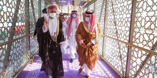 صورة وزير الخارجية العماني يصل الرياض وفيصل بن فرحان على رأس مستقبليه