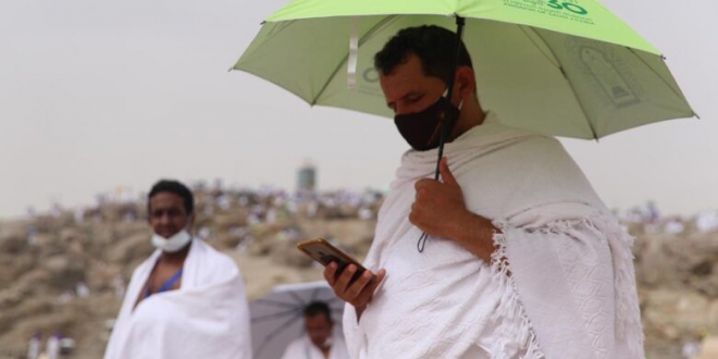 صورة الشؤون الإسلامية توزع 90 ألف مظلة شمسية على ضيوف الرحمن