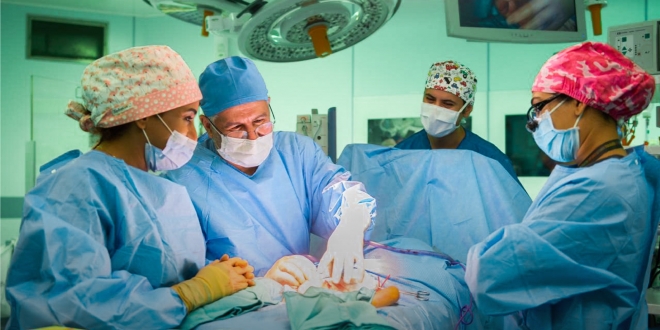 صورة نجاح عملية فصل التوأم الطفيلي اليمني بعد جراحة دامت 8.5 ساعات