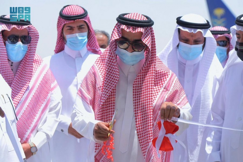 مطار الملك سعود يستقبل المصطافين بالهدايا والورود والفواكه - المواطن