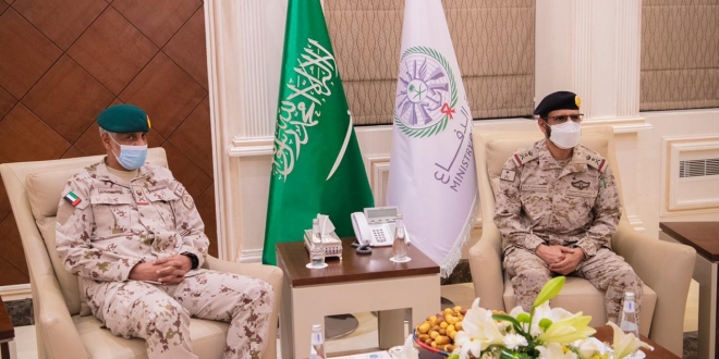 صورة نائب رئيس الأركان يبحث مع قائد العمليات المشتركة الإماراتية سير العمليات العسكرية باليمن