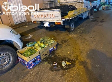 صورة رصد عمالة تبيع خضراوات وفواكه ملوثة وفاسدة بخميس مشيط