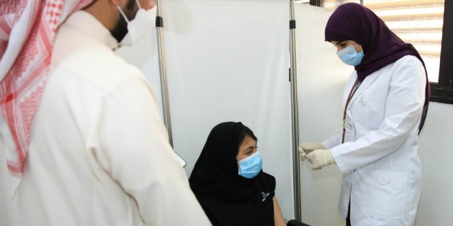 صورة إعطاء 33 مليونًا و729 ألف جرعة من لقاح كورونا في السعودية