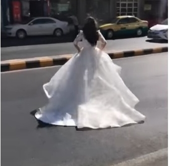 صورة عروس تركض هاربة بفستان الزفاف في شوارع عمّان