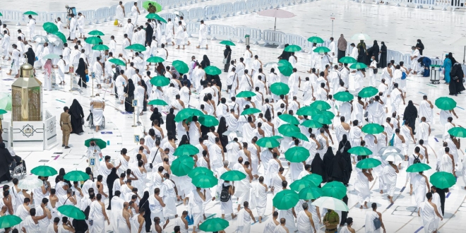 صورة توزيع 4000 مظلة على قاصدي المسجد الحرام